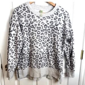 GreenTea Leopard Print Sweatshirt Medium Gray Animal Print Cozy Pullover